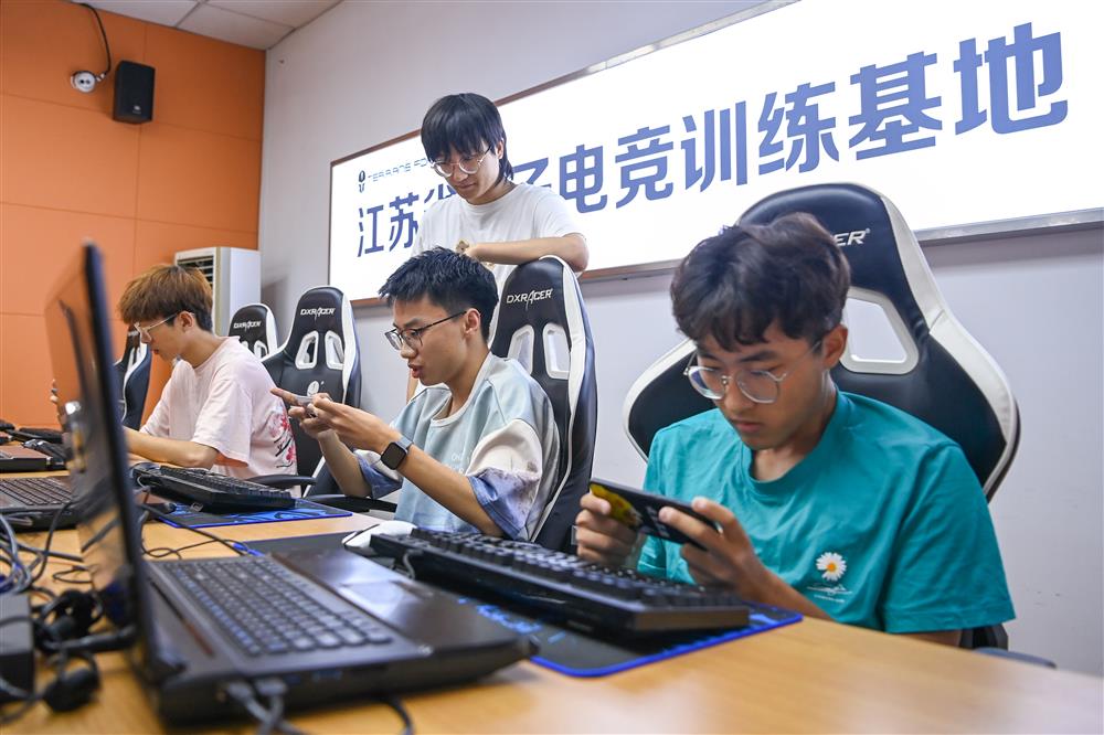 SV|青训:电竞=打游戏?来看青训选手真实的一天(图1)